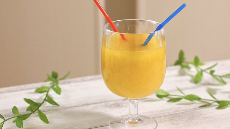鳳梨和柳橙汁煮過放置一晚，就能做成美味的熱帶水果汁。圖擷取自twitter
