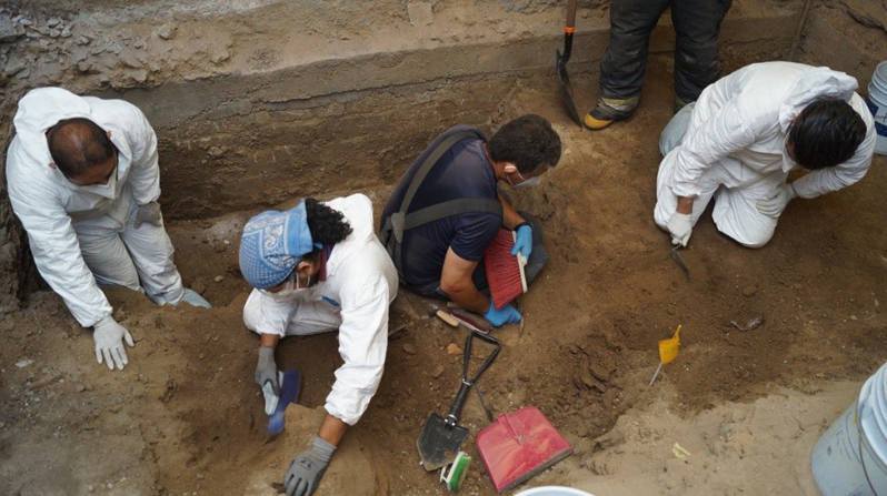 调查人员在Mendoza家中地下板的水泥板下发现许多人类遗骨，需动员多名专家协助，包括考古学家。（「FiscalEdomex」Twitter影片截图）(photo:UDN)