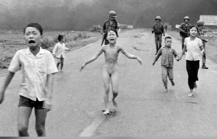 1972年6月8日，美联社记者黄幼公拍下一个全身赤裸的小女孩在街上狂奔的照片，上了全球各大报的头版，后来获得普立兹奖，也成为越战最着名的象征之一。美联社(photo:UDN)