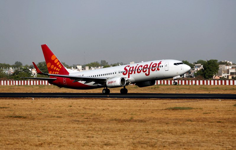 印度香料航空一架波音737客机2016年5月在西部古吉拉特邦大城阿默达巴德的萨达尔．瓦拉巴伊．帕特尔国际机场。图为示意图，非当事客机。路透(photo:UDN)