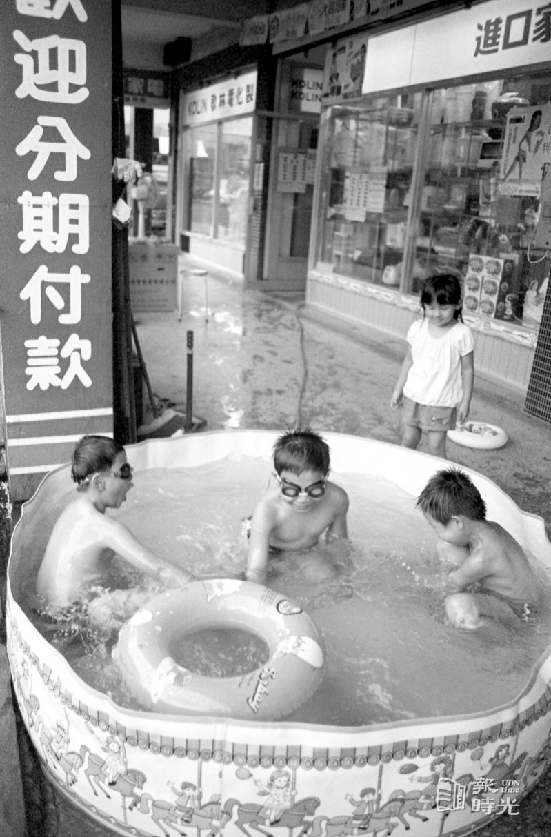 小朋友在充氣水池戲水。圖＼聯合報系資料照 （1988/07/12 許振輝攝影 ）
