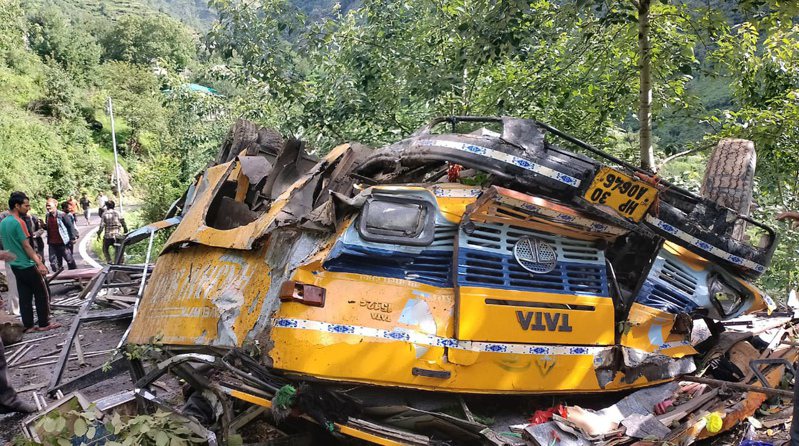 印度北部山区今天发生巴士车坠谷意外，罹难人数恐达20人。 美联社(photo:UDN)