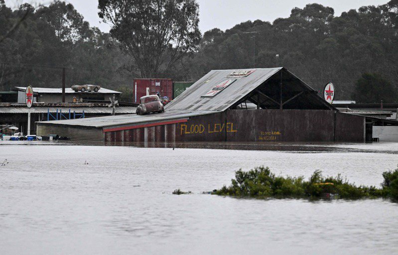 随着连日豪雨引起澳洲低洼地区淹水，澳洲政府自3日以来已下令约三万名新南威尔斯省居民撤离。法新社(photo:UDN)