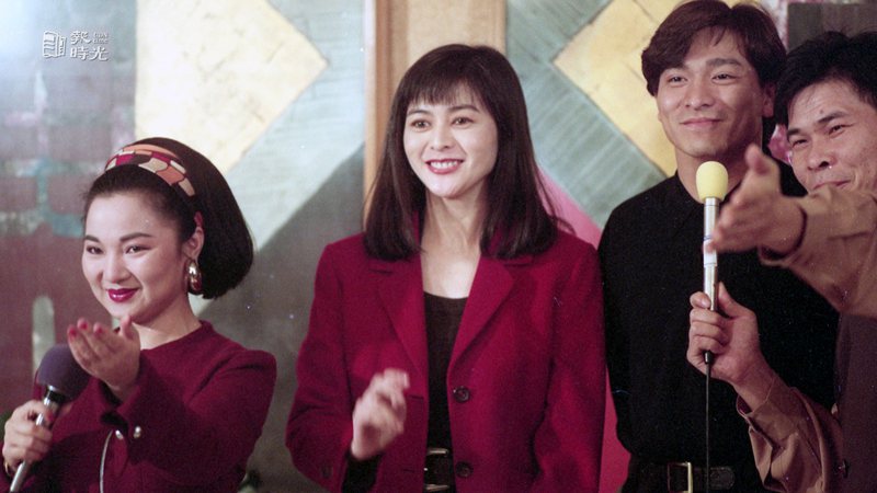 劉德華(右二)、關之琳(左二)為「新神鵰俠侶」電影宣傳，左為白冰冰，右為澎恰恰。圖＼聯合報系資料照（ 1991/12/23 周文郁攝影）
