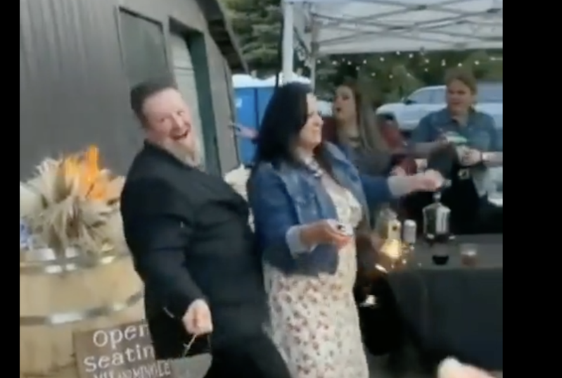 推特上疯传短片，纪录着一位开心参加婚礼的宾客，两手拿着仙女棒，却意外点燃场边的干草堆。图撷自(photo:UDN)