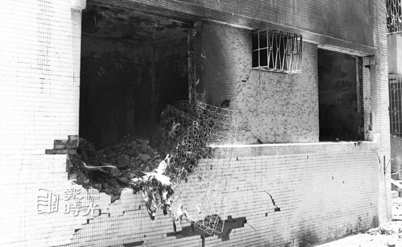 台北市撫遠街十三日深夜發生爆炸，引起火災，造成一棟房屋全毀。圖／聯合報系資料照（1979/07/13　高鍵助攝影）
