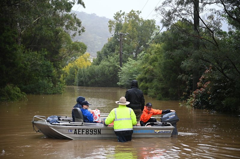 澳洲东岸七月连日豪雨，河水暴涨，溢出泥褐色河水淹没雪梨大片土地。 欧新社(photo:UDN)