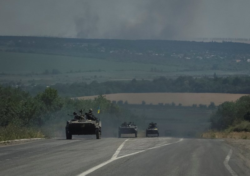 随着乌克兰军方致力阻止俄罗斯部队于东部顿巴斯（Donbas）地区推进，乌克兰政府今天请求盟友提供更多武器支援，首席谈判代表也说，这场冲突已出现转折点。路透社(photo:UDN)