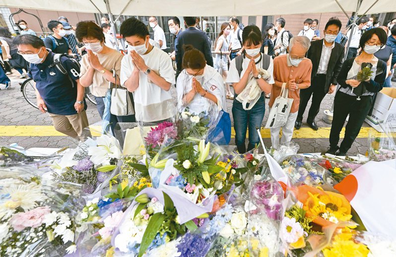 日本民众九日在前首相安倍晋三遇刺现场搭起临时追悼场致哀。（美联社）(photo:UDN)