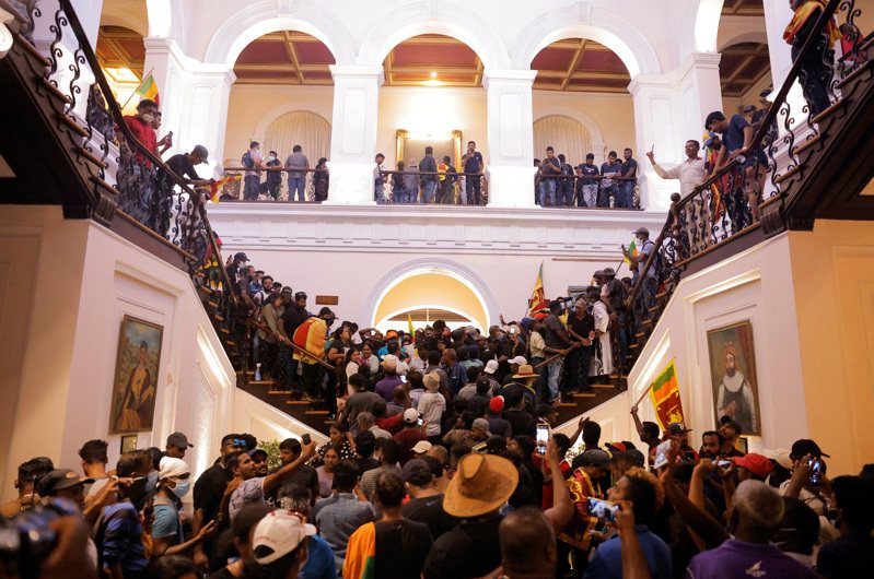斯里兰卡总统拉贾帕克萨（Gotabaya Rajapaksa）官邸昨天遭不满经济崩溃的民众闯入。 路透社(photo:UDN)