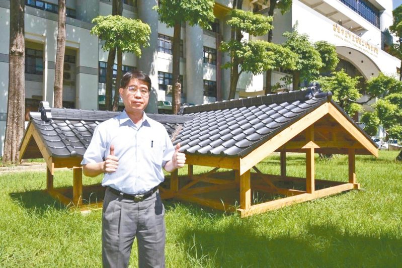 中正高工校長高瑞賢表示，學生將所學融入古蹟建築修復工法，這座日式屋頂將成為最直接、貼近生活的教材。記者徐如宜／攝影