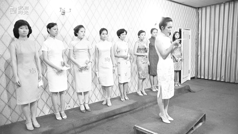 中華航空公司三十日招考空中小姐，吸引大批年輕女子報名參加考試，圖為面試情景，女考生的站姿與談吐儀表都相當重要。圖＼聯合報（1979/08/30　程川康攝影）
