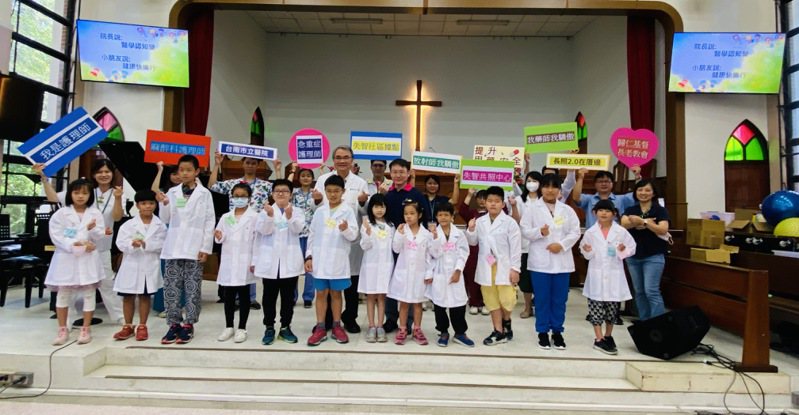 台南市醫辦「小小醫學營」，醫護藥師教小朋友健康知識、醫院運作。圖／主辦單位提供