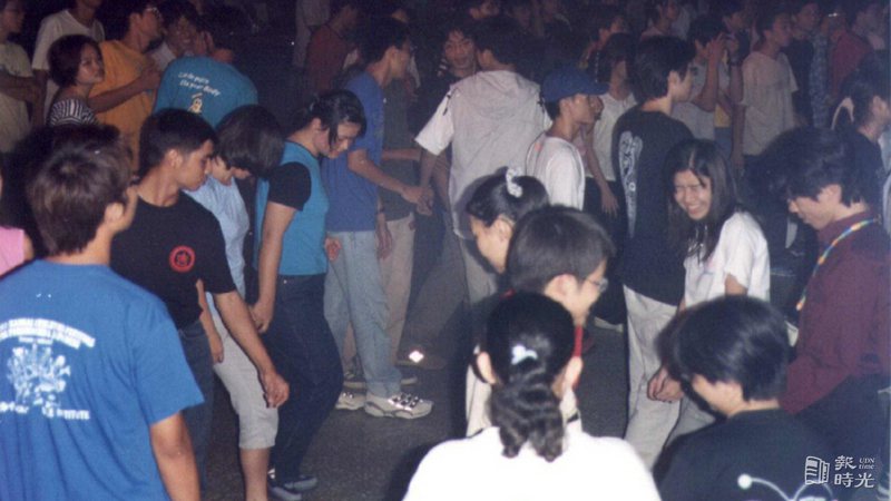 雲嘉地區剛考上大學學生在迎新舞會中舞動。圖＼聯合報系資料照（2000/08/29　陳濱田攝影）