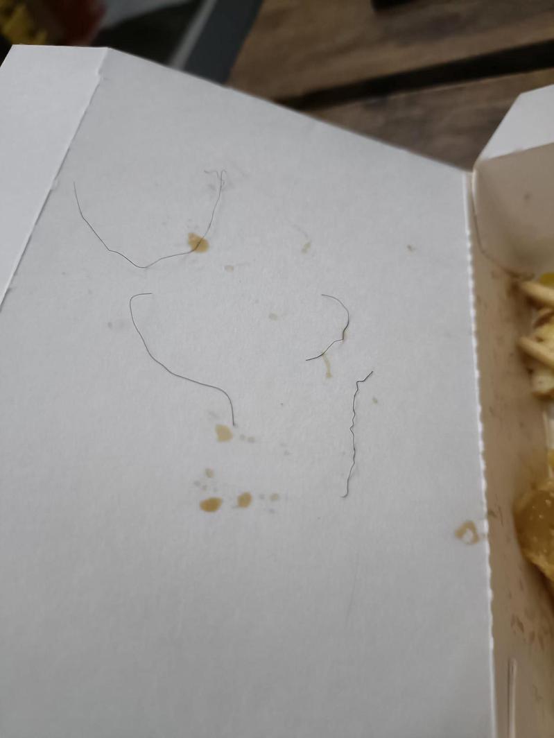 一名網友抱怨，他在早餐店的起司玉米蛋餅裡面，拉出一堆毛髮。圖擷自爆料公社