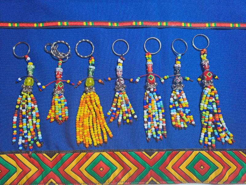 全家一起DIY的「小米豐收串珠吊飾」認識部落特色，也更有意義及溫度。圖／卡大地布部落提供
