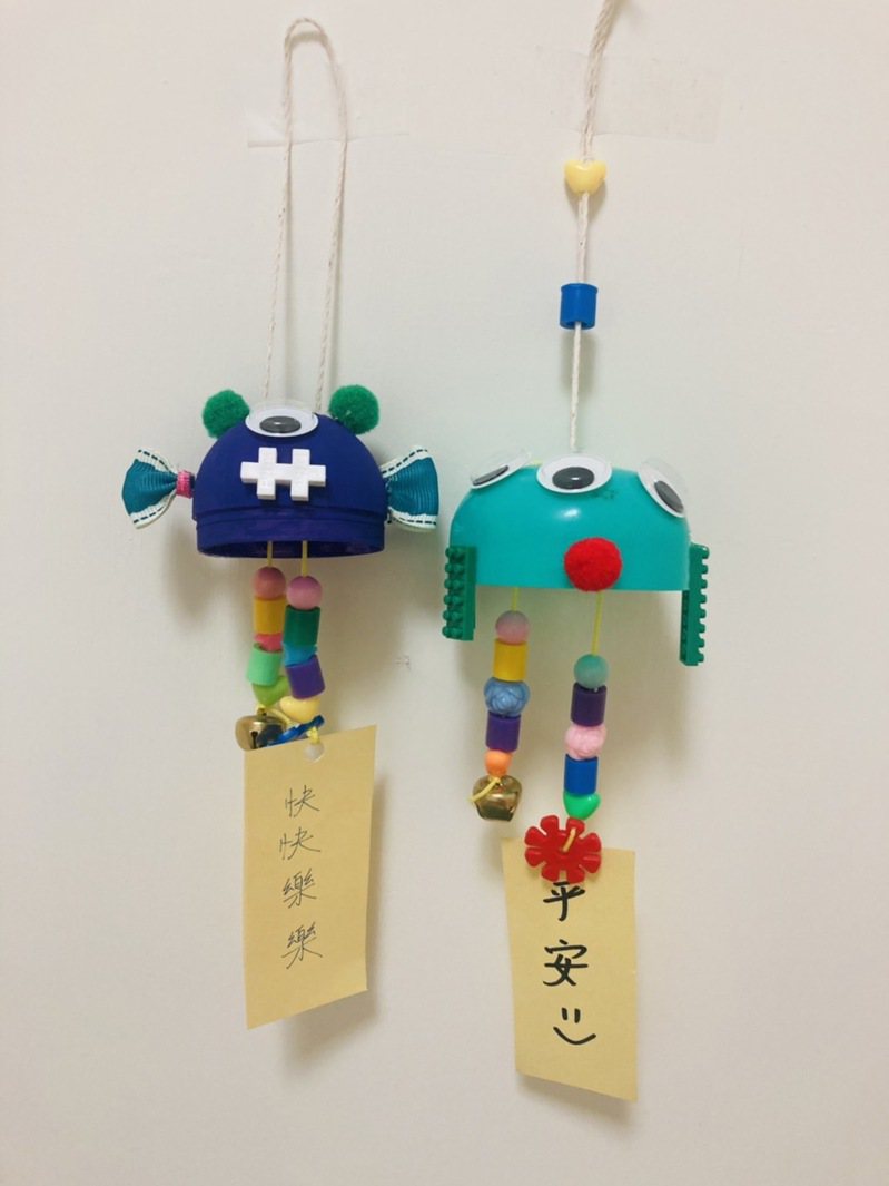 手作的「祈願風鈴」用身邊可得的素材發揮創意。圖／台灣玩具圖書館協會提供