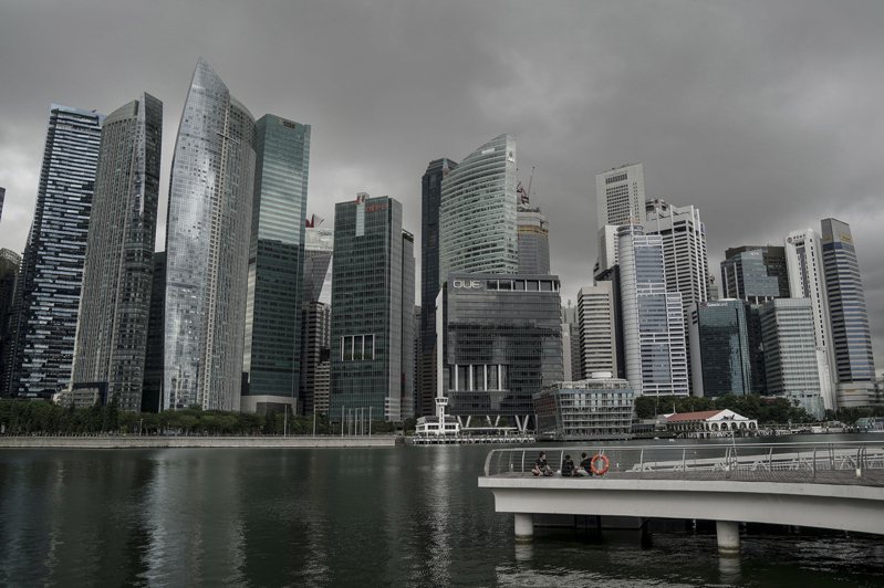 常住新加坡的罗杰斯认为明年全球经济将进入持续数年衰退期，图为星国滨海湾天际线。欧新社(photo:UDN)