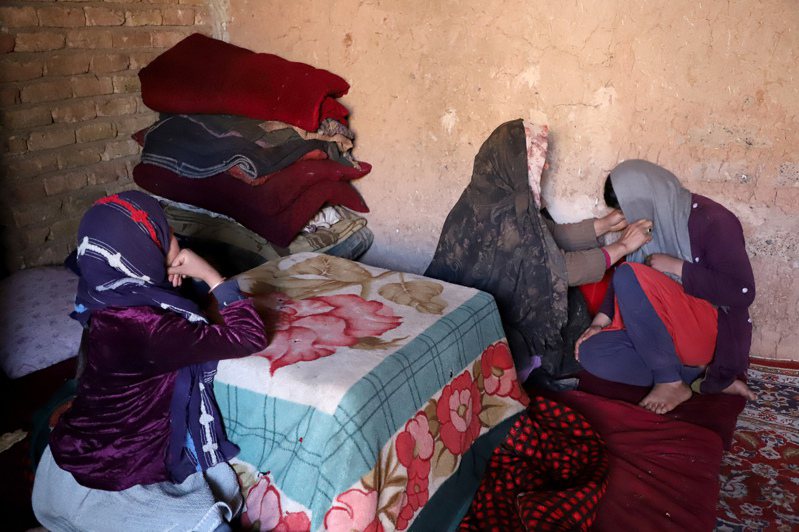 「卖掉一个孩子，还是全家一起饿死？」阿富汗政权转移将满一年，近日又遭强震重创，饥饿问题日益严重。图/台湾世界展望会提供(photo:UDN)