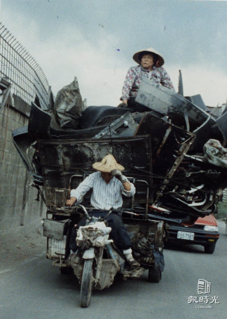 這般超載哎呀呀，拼裝的機器三輪車上面堆滿廢鐵片，一位阿婆坐在上面行駛在車道上不禁使人為他們捏把冷汗。圖＼聯合報系資料照（1991/12/02　林俊良攝影）