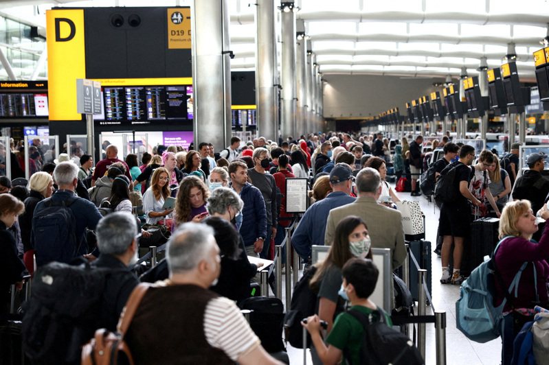 英国希斯洛机场已要求航空公司停止销售夏季机票，并限制每天只能有10万名乘客飞离机场，希望以此应对旅游人数的激增。路透(photo:UDN)