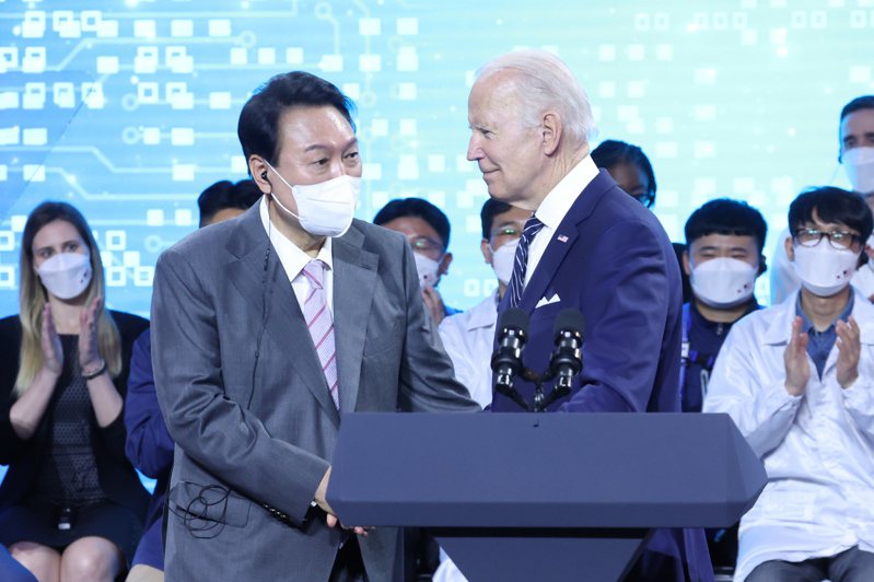 南韩总统尹钖悦（左）与美国总统拜登，5月一起去参观位于首尔南方的三星电子平泽厂。  欧新社(photo:UDN)