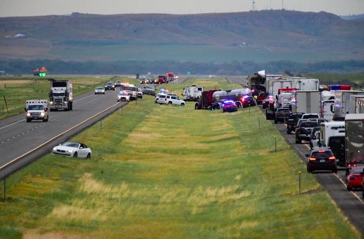 美国蒙大拿州90号州际公路发生起一起严重车祸，至少20辆车相撞，造成至少五人死亡。美联社(photo:UDN)