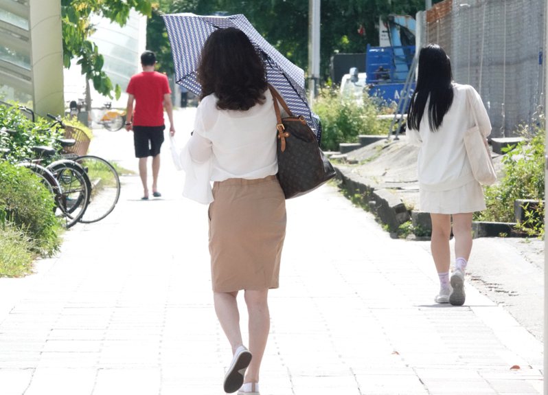 大台北地區要注意防曬、防中暑，避免在長時間在戶外活動以及曝曬在陽光之下，避免過量的紫外線對身體健康造成影響。記者陳正興／攝影