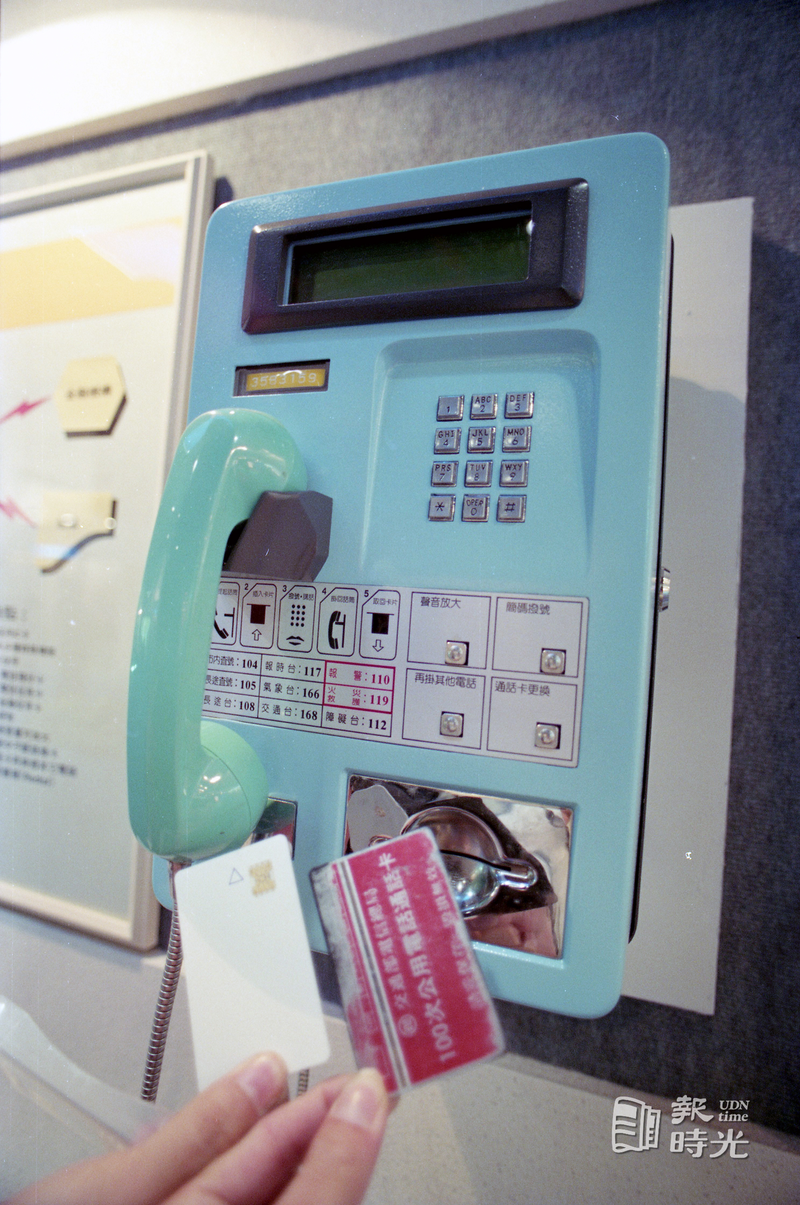 七十八年度資訊月活動在台北世貿中心，圖為新式公共電話卡與舊款100次公用電話通話卡對照圖。圖＼聯合報系資料照（1989/12/04　林秀明攝影）