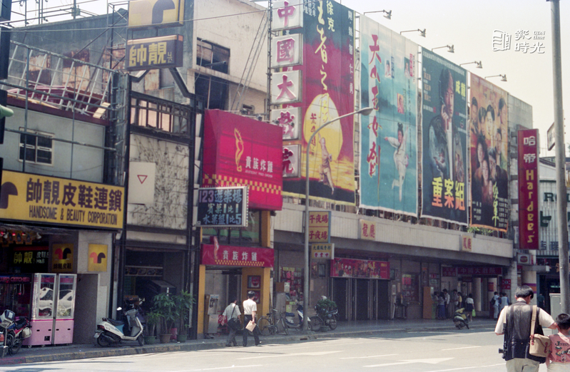 台北市政府建管處複查台北市不合規定使用的電影院，圖為中國大戲院外觀。圖＼聯合報系資料照 （1993/07/08  黃國有攝影）
