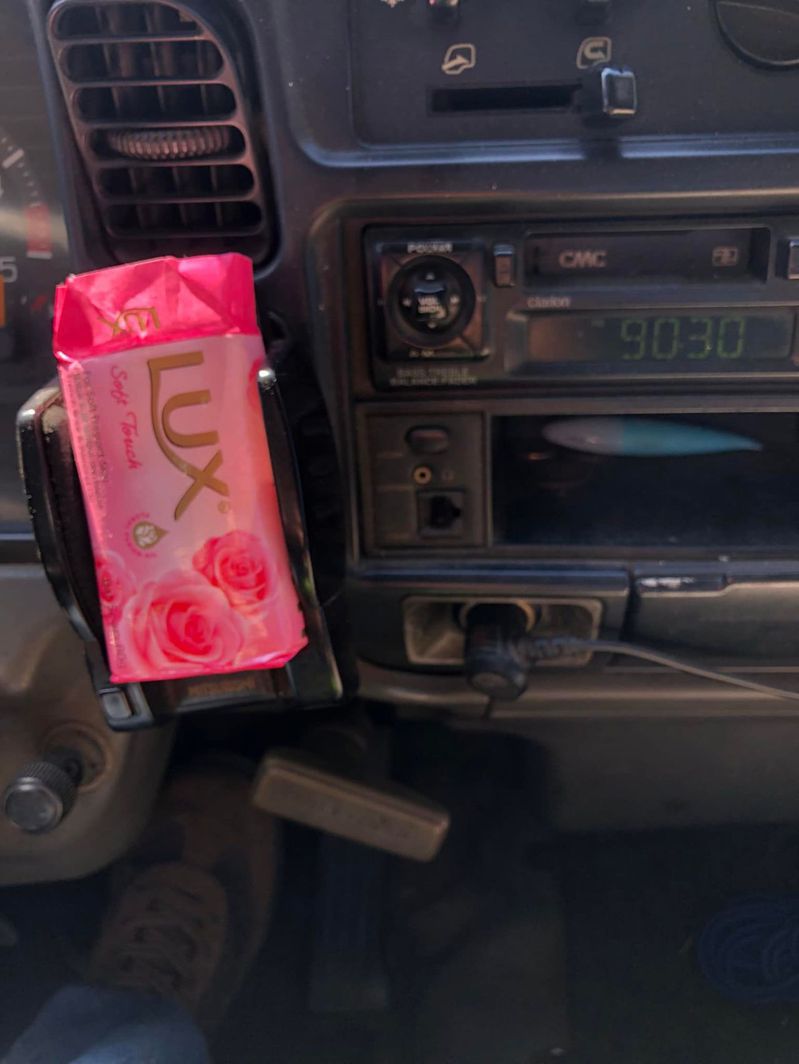 一名網友分享陪同事北上送貨，一上車一股芳香撲鼻而來，讓他不禁好奇詢問同事車上的香水品牌，結果答案竟是生活中常見的這款「國民品牌」香皂。圖擷自爆廢公社公開版