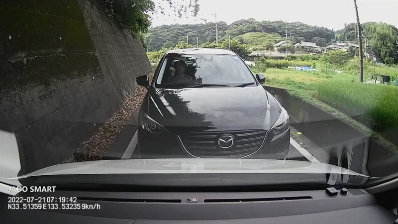 日本网友开车行经一狭道时与对向来车相遇，没想到对方却想「靠拳头解决」，让他大吃一惊。图／取自(photo:UDN)