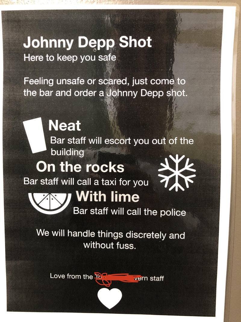 网友分享在酒吧男厕见到「Johnny Depp shot」的告示，称感到不安全时可点一杯，职员会提供协助。（Reddit图片）(photo:UDN)