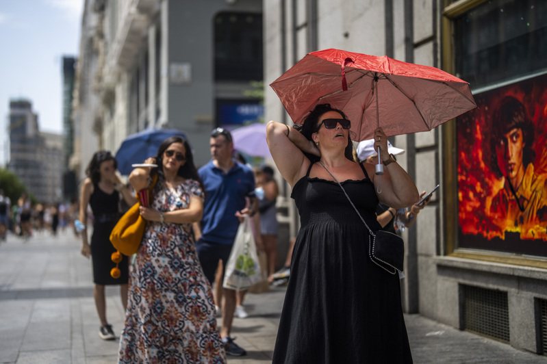 世界卫生组职 （WHO）欧洲办公室今天表示，欧洲受热浪侵袭，并引发多宗野火，光在西班牙和葡萄牙就有超过1700人死于高温，唿吁各国携手应对气候变迁。美联社(photo:UDN)