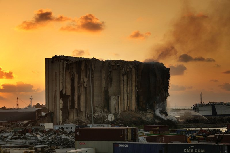 黎巴嫩总理米卡提今天警告，首都贝鲁特的港口内一座大型谷仓起火，并在夏季高温下持续延烧，有完全倒塌危险。 美联社(photo:UDN)