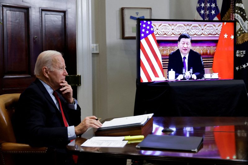 美國總統拜登日前主動透露，可望十天內與中國大陸國家主席習近平再對話。圖為拜登（左）去年11月與習近平（右）進行視訊通話。路透