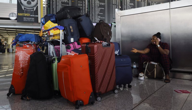 大批行李滞留德国法兰克福机场，机场负责人表示，这是因为太多人使用黑色行李箱，导致识别工作相当耗时。欧新社(photo:UDN)