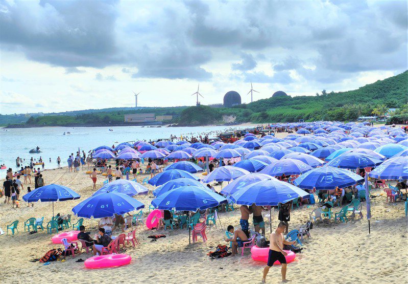 墾丁各遊憩沙灘滿是戲水人潮，重現暑假旺季的傘海榮景，水上活動業者整天接客忙不停。記者潘欣中／攝影