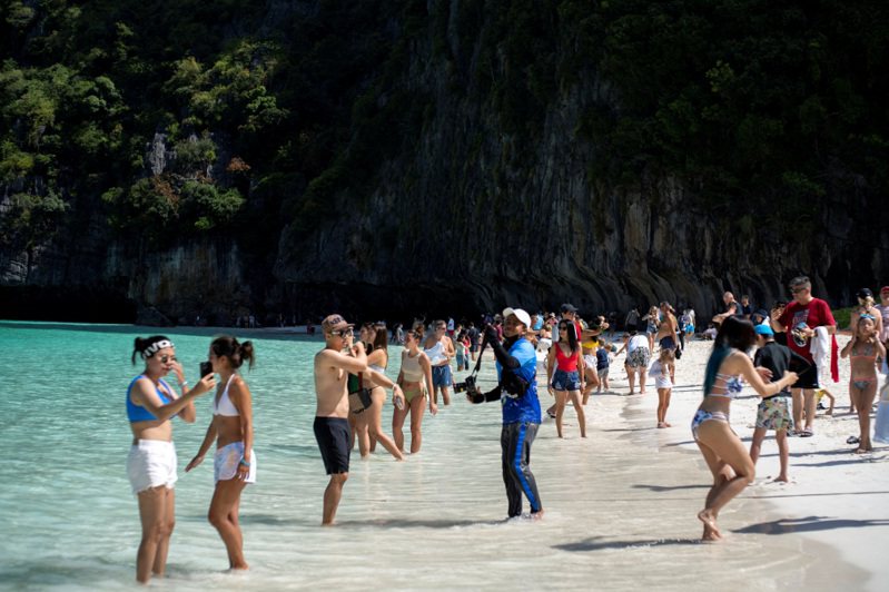 泰国政府打算要求饭店业者採取双费率，外国游客的住宿费将恢复到疫情前的水准，当地游客则仍可享受折扣价。图为泰国喀比的玛雅湾海滩。路透(photo:UDN)