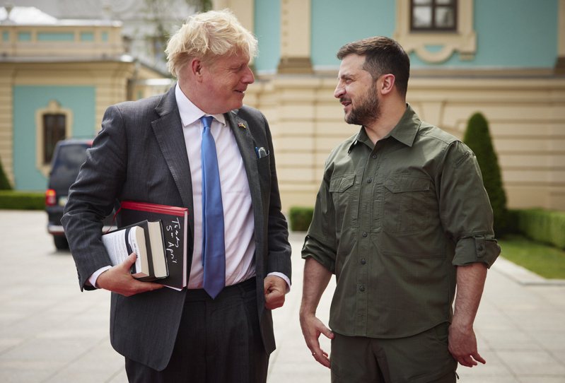 英相强生（左）上月中二访基辅与乌克兰总统泽伦斯基见面。美联社(photo:UDN)