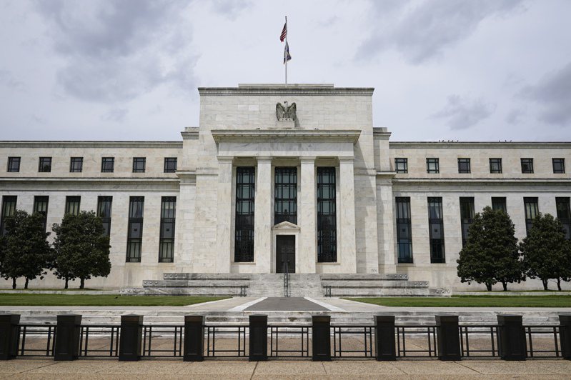 市场目前认定Fed本周将升息3码，到年底时利率将升到3.3%，但投资人现在也押注Fed将于明年6月开始降息，到2024年中利率将降到2.5%左右。   美联社(photo:UDN)