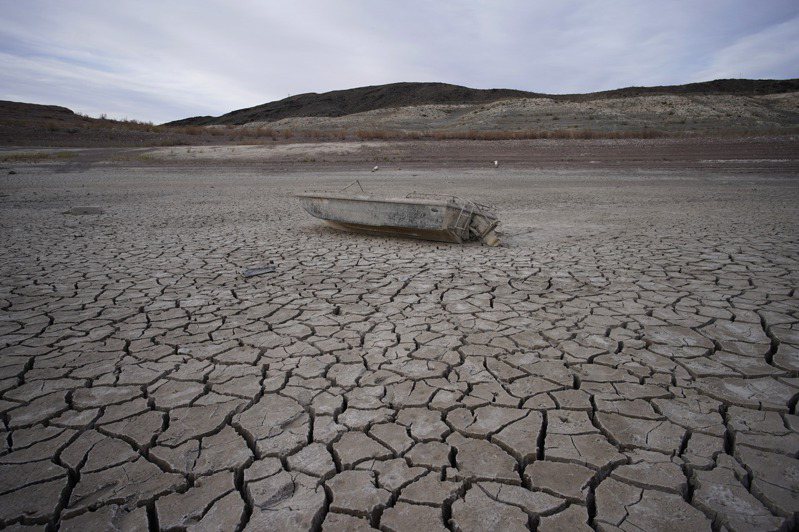 美国最大人造水库米德湖（Lake Mead）因干旱影响导致水位迅速下降，继数月前一具沉没湖中已久的黑帮受害者尸体重见天日后，昨天管理员在露出的湖底发现第3具人类遗骸。美联社(photo:UDN)