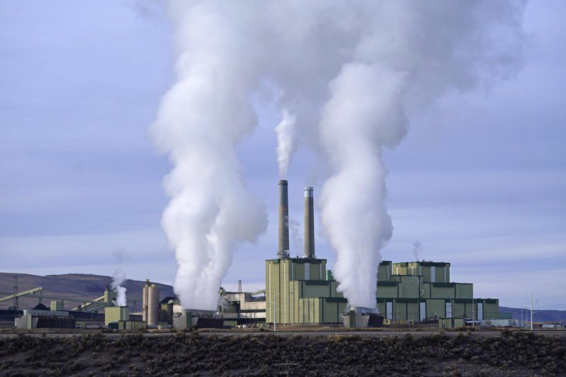 参院民主党人希望通过应对气候变迁的法案，使美国在2030年前，将温室气体排放量减少到比2005年水平低40%。图为科罗拉多州一煤电厂排放废气。  美联社(photo:UDN)