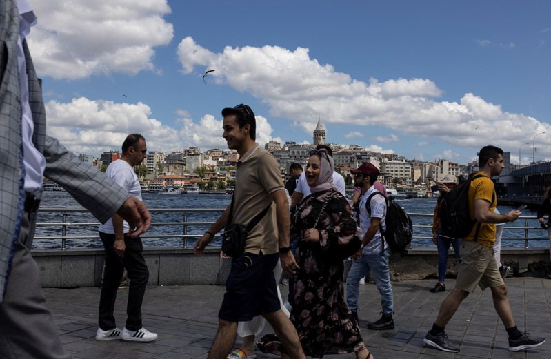 土耳其受疫情重创的观光业再现荣景，第2季观光收入几乎翻3倍。国内旅游业则因通膨飙升成长有限，业者指出，交通及其他开销急剧增加，国内游客已经无法承受度假支出。路透社(photo:UDN)