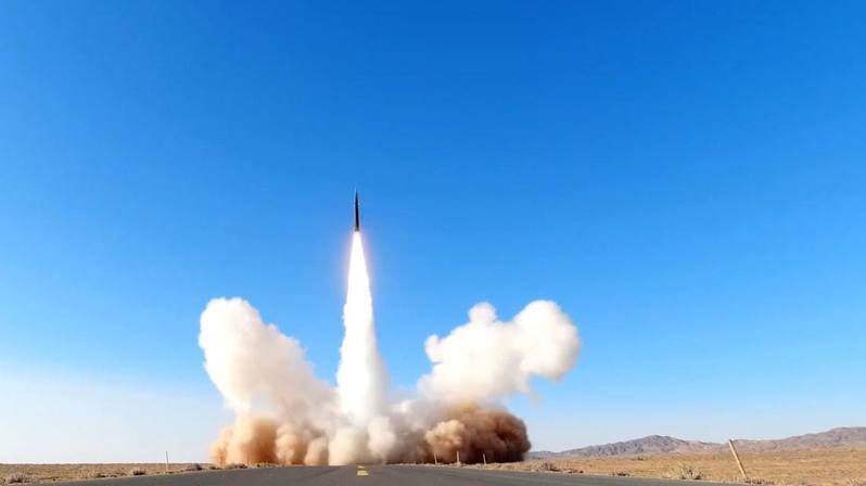 央视公布解放军火箭军东风17飞弹在某公路发射的影片。（央视）(photo:UDN)