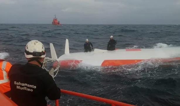 一名62岁的法国人在意外倾覆的帆船内存活16个小时之久，成功撑到西班牙海岸警卫队的潜水员前来救援，事后这场行动也被认为「接近不可能」。路透(photo:UDN)