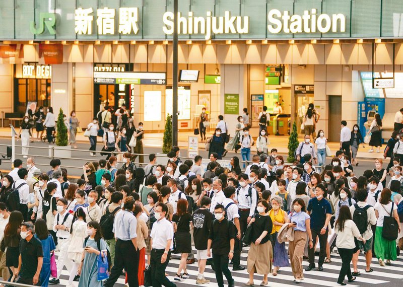 东京新宿车站周遭的民众几乎都戴上口罩。日本正面临第七波新冠疫情侵袭，确诊数持续增加。（欧新社）(photo:UDN)