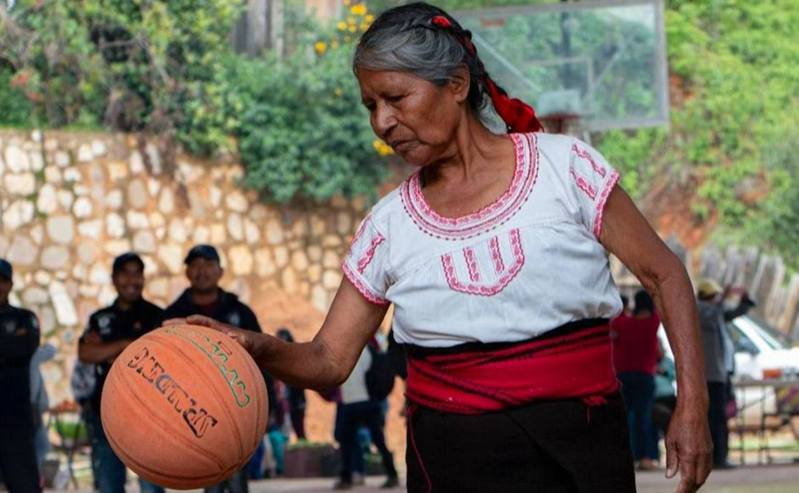 婆婆18岁就开始打球，之后去到墨西哥城当家佣，年过半百才回乡，仍一样爱打球。（网上图片）(photo:UDN)