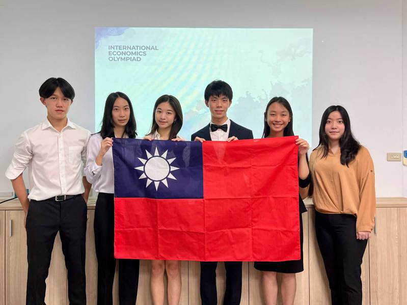 張冠元(左一)、蔡允恬(左二)、段宜瑄(左三)、施俊佑(右三)、王詠晴(右二)在2022年國際經濟學奧林匹亞為台灣奪下1金2銀2銅。圖/讀者提供