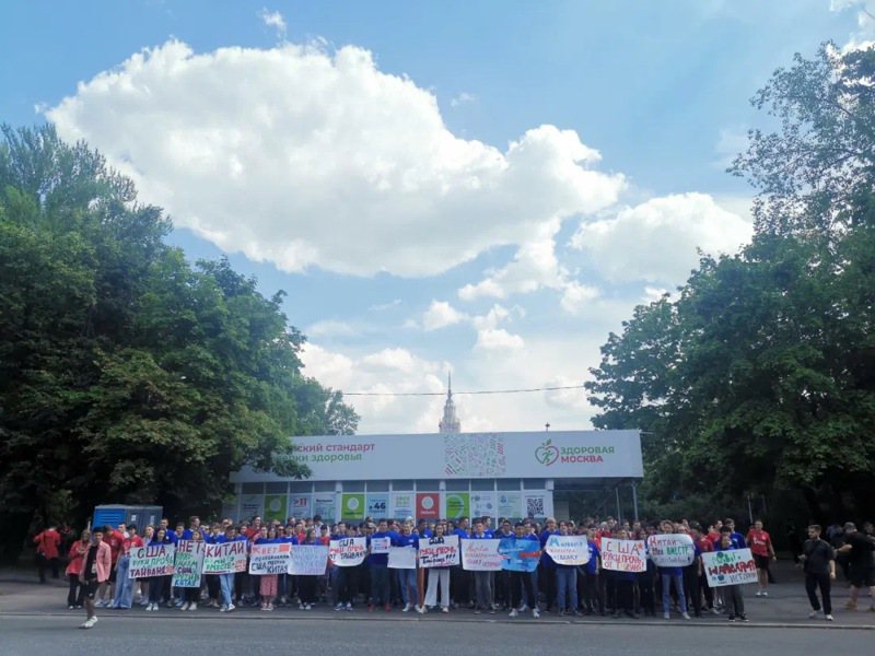 4日中午，有400名俄罗斯青年齐聚中国驻俄使馆前，声援中方关于台湾问题立场。（取自大陆驻俄罗斯大使馆微信公众号）(photo:UDN)
